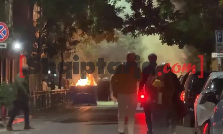 Protestuesit nuk ndalen, djegin koshat e mbeturinave pranë Prokurorisë së Tiranës