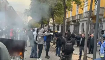 Protestuesit nxjerrin ‘armët’ e tjera, gjuajnë me llastiqe, policia u përgjigjet me ujë