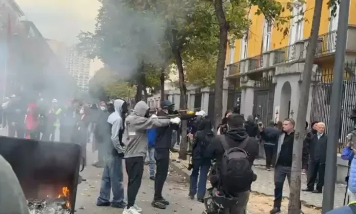 Protestuesit nxjerrin ‘armët’ e tjera, gjuajnë me llastiqe, policia u përgjigjet me ujë