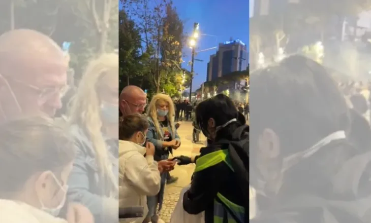 Protestuesit pajisen me ujë fiziologjik dhe alkool për t’u përballur me gazin lotsjellës