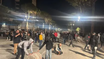 Protestuesit para Kryeministrisë hedhin kapsolla e gurë, policia i shpërndan me ujë dhe bën thirrje: Largoni fëmijët nga rruga