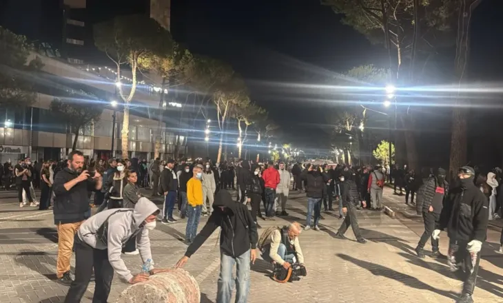 Protestuesit para Kryeministrisë hedhin kapsolla e gurë, policia i shpërndan me ujë dhe bën thirrje: Largoni fëmijët nga rruga