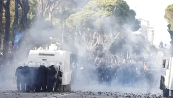 Protestuesit përballen me policinë: A flisni shqip? Po helmoni fëmijët