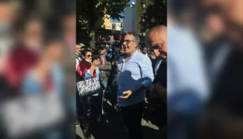 Protestuesit përzënë Edi Palokën dhe e lagin me ujë: Rama në burg, Berisha në burg!