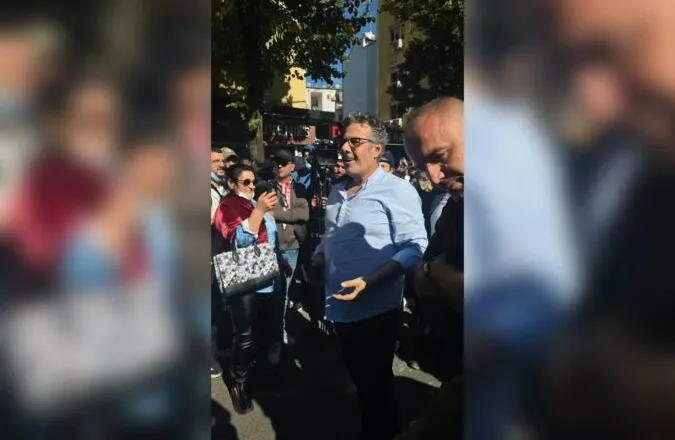Protestuesit përzënë Edi Palokën dhe e lagin me ujë: Rama në burg, Berisha në burg!