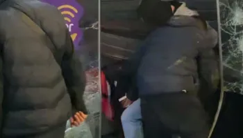 Protestuesit plaçkisin dyqanin e “One Albania” në Rrugën e Dibrës