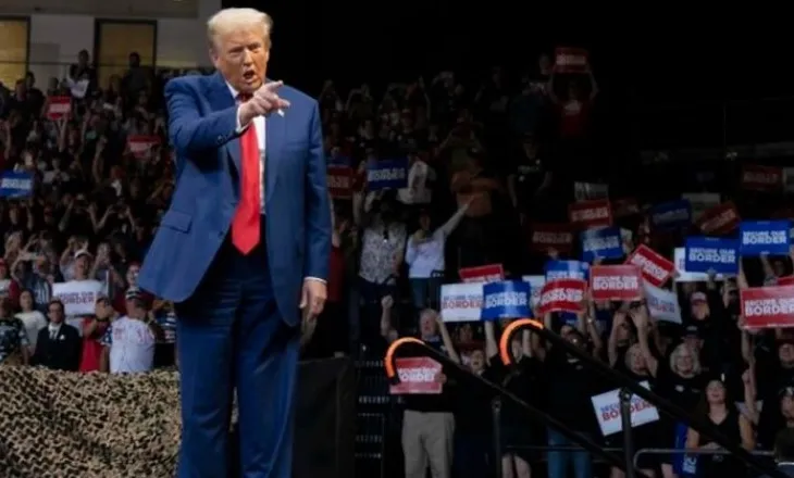 Protestuesit prishin tubimin e Trump në Ohajo dhe i kujtojnë skandalin Epstein! Presidenti: Unë e nxora nga klubi se ishte njeri i keq dhe mik i…
