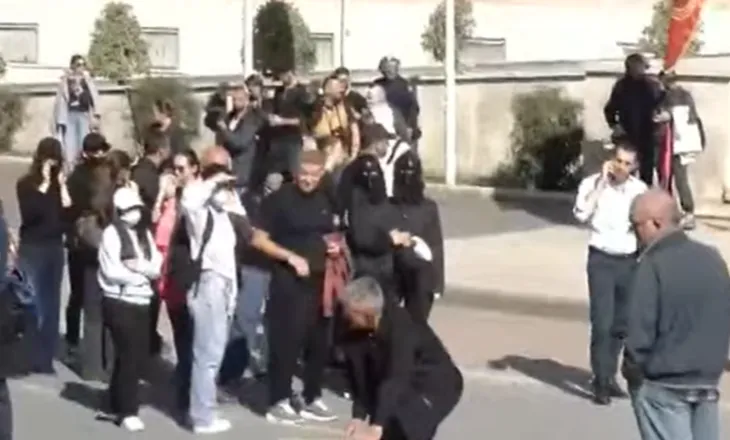 Protestuesit refuzojnë sërish dialogun me Ramën, hiqen 6 stolat prej guri te Kryeministria