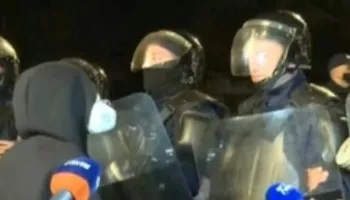 Protestuesit rikthehen te Kryeministria, përplasen me policinë: Dorëheqje! Poshtë diktatura!