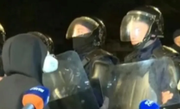 Protestuesit rikthehen te Kryeministria, përplasen me policinë: Dorëheqje! Poshtë diktatura!