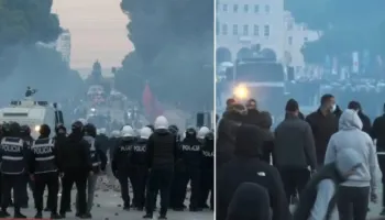 Protestuesit rinisin sulmin ndaj policisë përballë Kryeministrisë, Policia i mban larg me ujë e gaz!