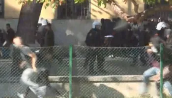 Protestuesit rrethojnë policët, i riu u shpëton nga duart dhe ia mbath me vrap