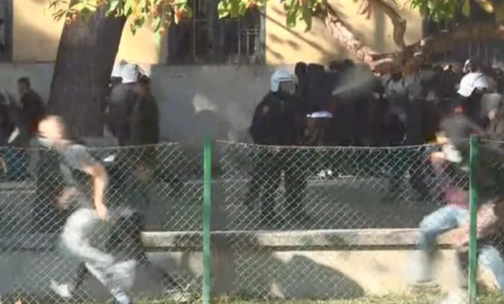 Protestuesit rrethojnë policët, i riu u shpëton nga duart dhe ia mbath me vrap
