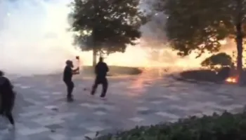 Protestuesit shënjestrojnë selinë e PS, të rinjtë i hedhin fishekzjarrë! Policia mbron godinën
