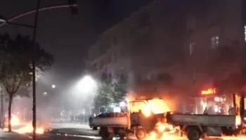 Protestuesit shkatërrojnë çdo gjë që u del para, i vënë zjarrin edhe 2 mjeteve të Bashkisë Tiranë! Sulmojnë zjarrfikëset dhe bizneset (FOTO)