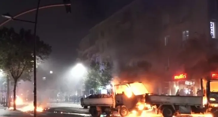 Protestuesit shkatërrojnë çdo gjë që u del para, i vënë zjarrin edhe 2 mjeteve të Bashkisë Tiranë! Sulmojnë zjarrfikëset dhe bizneset (FOTO)