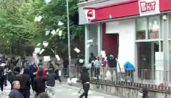 Protestuesit shkatërrojnë degën e Bankës Kombëtare Tregtare përballë ambasadës amerikane