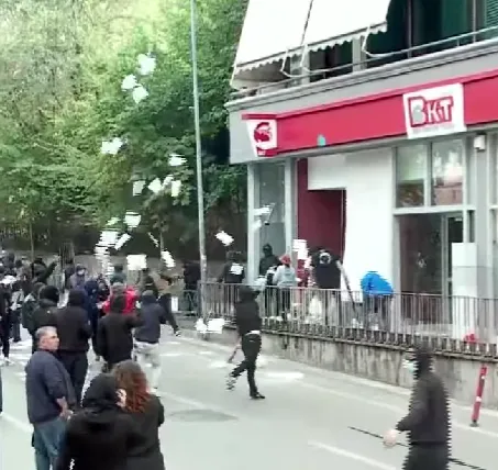 Protestuesit shkatërrojnë degën e Bankës Kombëtare Tregtare përballë ambasadës amerikane