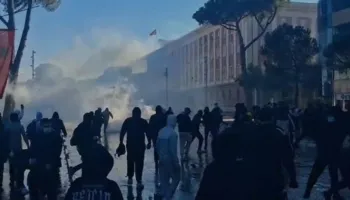 Protestuesit shkulën edhe stacionin e urbanit pranë Kryeministrisë!