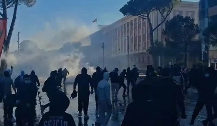 Protestuesit shkulën edhe stacionin e urbanit pranë Kryeministrisë!