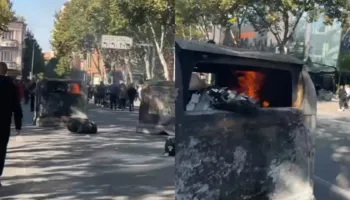 Protestuesit shpërndahen në grupe, të rinjtë u vënë flakën koshave të mbeturinave në mes të rrugës