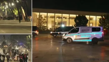 Protestuesit shpërndahen rrugëve, u vënë flakën koshave të mbeturinave, shkulin pllakat e “Sheshit Skënderbej”! Policia i ndjek nga pas, shoqërime të shumta