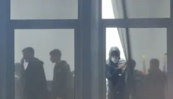 Protestuesit “strehohen” në selinë e PD-së, policia i pret jashtë dere/ Këlliçi: Policia na hodhi gaz, nuk provokuam