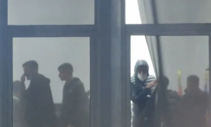 Protestuesit “strehohen” në selinë e PD-së, policia i pret jashtë dere/ Këlliçi: Policia na hodhi gaz, nuk provokuam