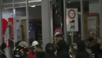 Protestuesit sulmojnë bizneset në zonën e Komunës së Parisit, shkatërrojnë kamerat e sigurisë