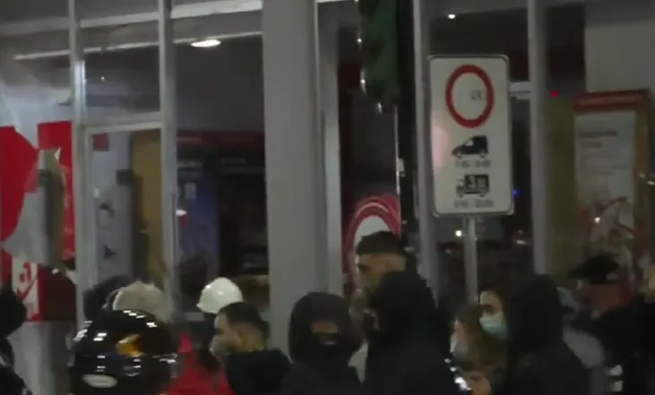Protestuesit sulmojnë bizneset në zonën e Komunës së Parisit, shkatërrojnë kamerat e sigurisë