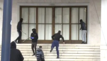 Protestuesit sulmojnë godinën e ish-“Hotel Dajti”, thyejnë xhamat e dyerve në hyrje dhe shkatërrojnë