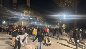 Protestuesit sulmojnë me fishekzjarre para Kryeministrisë, Policia u bën apel: Largoni fëmijët nga rruga dhe ndaloni veprimet e dhunshme!
