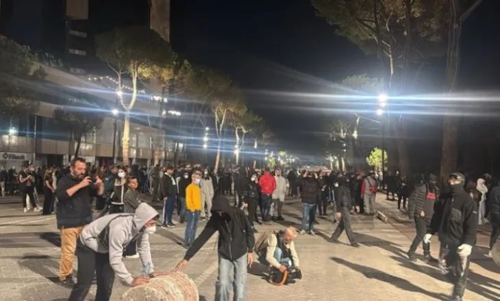 Protestuesit sulmojnë me fishekzjarre para Kryeministrisë, Policia u bën apel: Largoni fëmijët nga rruga dhe ndaloni veprimet e dhunshme!