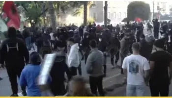 Protestuesit sulmojnë me gurë Kryeministrinë, shtohen forcat e policisë