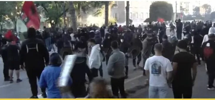 Protestuesit sulmojnë me gurë Kryeministrinë, shtohen forcat e policisë