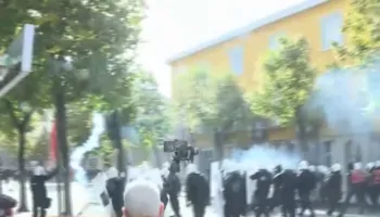 Protestuesit sulmojnë me gurë Ministrinë e Arsimit dhe efektivët, Policia i shpërndan me gaz lotsjellës, nisin dhe shoqërimet!