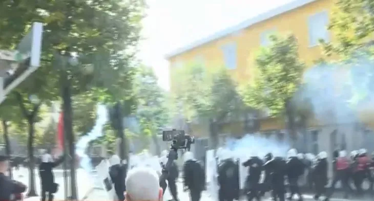 Protestuesit sulmojnë me gurë Ministrinë e Arsimit dhe efektivët, Policia i shpërndan me gaz lotsjellës, nisin dhe shoqërimet!