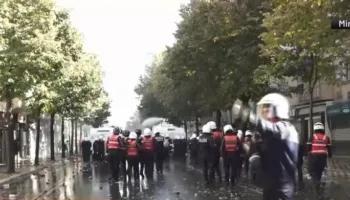 Protestuesit sulmojnë me molotovë drejt Policisë te Ministria e Arsimit, efektivët i shpërndajnë me gaz e ujë, disa shoqërime!