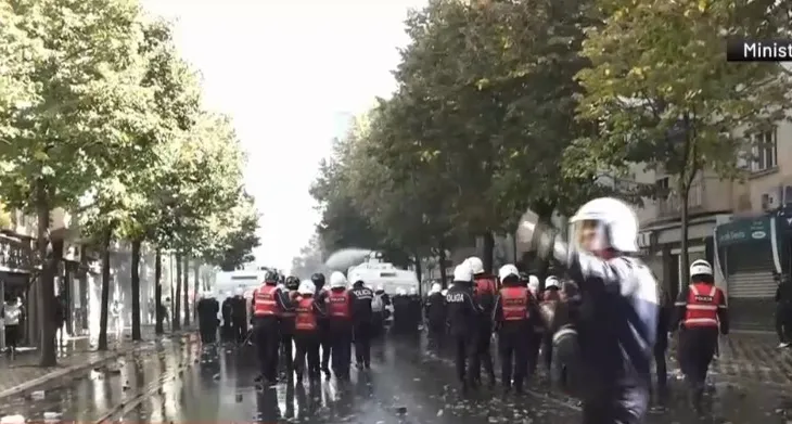 Protestuesit sulmojnë me molotovë drejt Policisë te Ministria e Arsimit, efektivët i shpërndajnë me gaz e ujë, disa shoqërime!