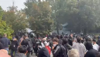 Protestuesit sulmojnë selinë e PS në Tiranë, policia shpërndan turmën me gaz