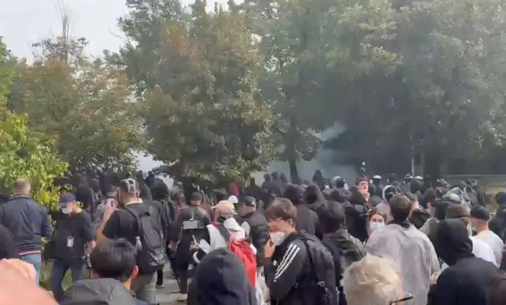 Protestuesit sulmojnë selinë e PS në Tiranë, policia shpërndan turmën me gaz