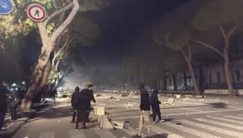 Protestuesit sulmojnë sërish Ministrinë e Brendshme, shkatërrohet fasada! Policia përgjigjet me gaz lotsjellës