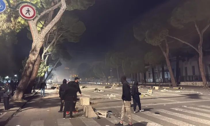 Protestuesit sulmojnë sërish Ministrinë e Brendshme, shkatërrohet fasada! Policia përgjigjet me gaz lotsjellës