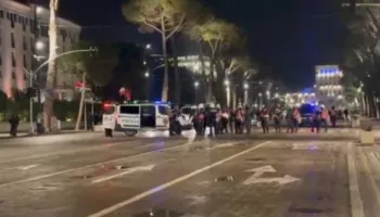 Protestuesit tensionojnë situatën në bulevard, efektivët “Shqiponja” mbërrijnë në shesh pas hedhjes së molotovëve!