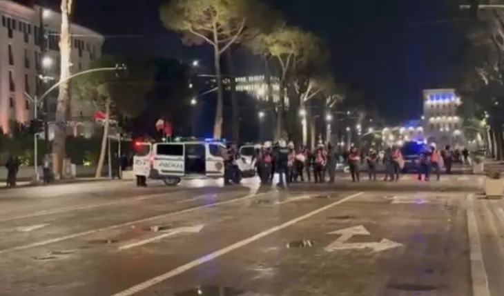 Protestuesit tensionojnë situatën në bulevard, efektivët “Shqiponja” mbërrijnë në shesh pas hedhjes së molotovëve!