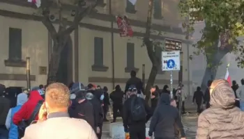 Protestuesit tentojnë të shpërthejnë edhe dyert e Ministrisë së Brendshme, tentojnë të hyjnë brenda por përballen me Policinë!