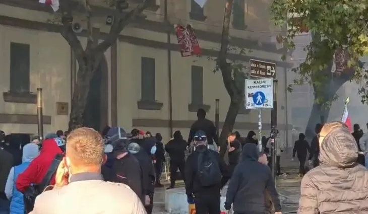 Protestuesit tentojnë të shpërthejnë edhe dyert e Ministrisë së Brendshme, tentojnë të hyjnë brenda por përballen me Policinë!