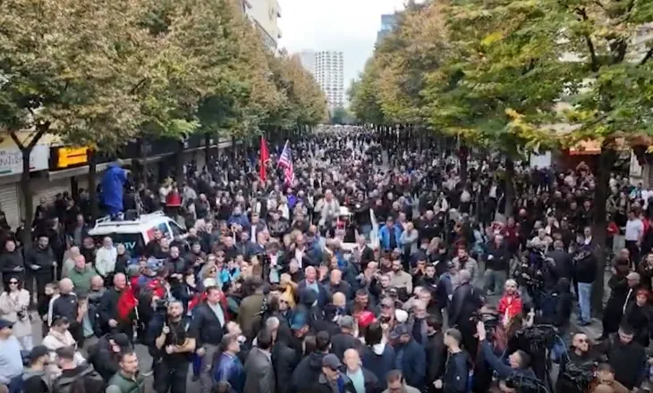 Protestuesit thirrje Ramës: Jep dorëheqjen sa më pare! Ti nuk ke nevojë për dialog, por për psikolog