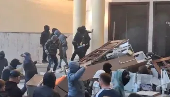 Protestuesit thyejnë derën dhe hyjnë në Ministrinë e Ekonomisë