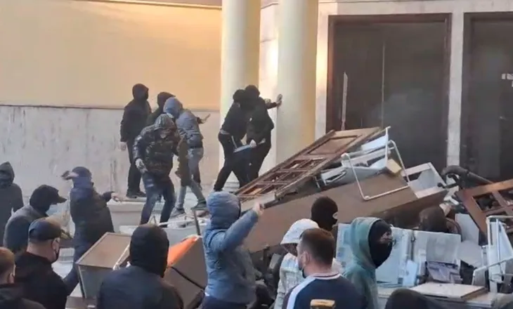 Protestuesit thyejnë derën dhe hyjnë në Ministrinë e Ekonomisë